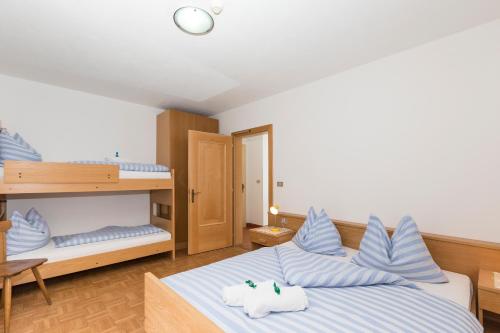 a bedroom with a bed with blue and white pillows at Appartement Sonneck in Lappago