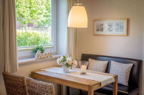 comedor con mesa, sillas y ventana en Backhaus Ost, en Bisdorf