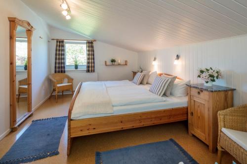 1 dormitorio con 1 cama grande en una habitación en Backhaus Ost, en Bisdorf