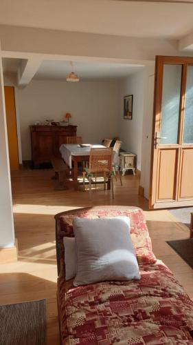 un salon avec un canapé et une table dans l'établissement L'ostaou des hauts de Barousse, à Bramevaque