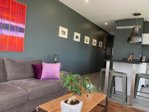 a living room with a couch and a table at Le 7 in Vieille-Toulouse