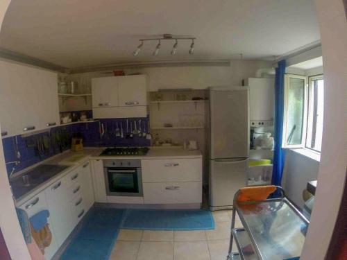 Tranquilla casa completa tra mare e monti vicina la città