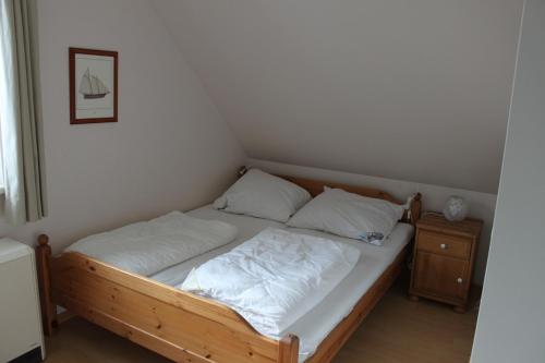 オストゼーバート・ディアーハーゲンにある"Achtern Diek" Doppelhaushälfteのベッド(白いシーツ、枕付)