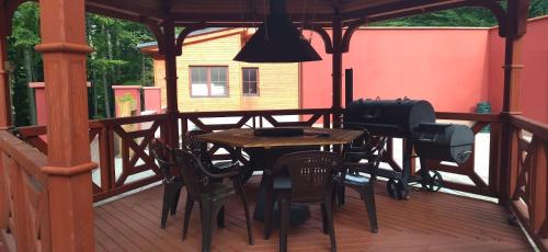 un patio con mesa y sillas en una terraza en Chata Spaní na peci, en Mikulovice