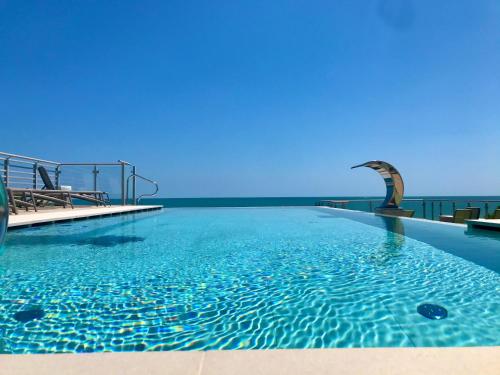 uma piscina com vista para o oceano em Park Hotel Pineta & Dependance Suite em Eraclea Mare