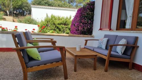 dwa krzesła i stolik kawowy na ganku w obiekcie Finca Sa Cova de Mallorca w mieście Sencelles
