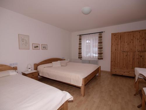 1 dormitorio con 2 camas y ventana en Haus Francazi Sillian, en Sillian
