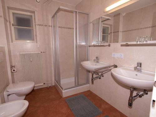 Vonios kambarys apgyvendinimo įstaigoje Haus Francazi Sillian