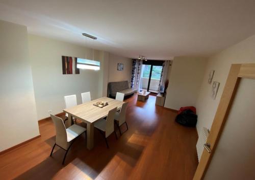 - une salle à manger et un salon avec une table et des chaises dans l'établissement Apartament l'Areny 21 - 6p - Canillo - Zona Grandvalira, à Canillo