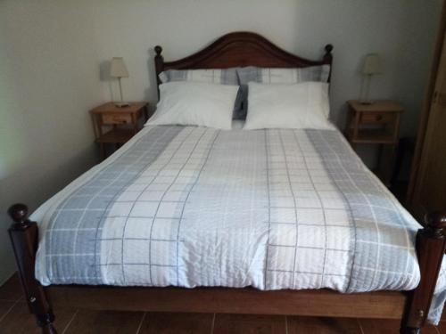 sypialnia z łóżkiem z niebiesko-białą kołdrą w obiekcie Carneiro Country Houses Casa das Batatas w mieście Amarantinho