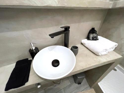 a bathroom with a white sink and a counter at Calvi T2 climatisé, wifi, centre-ville, à proximité plage, commerces, taxi & gare, vue plage & montagne in Calvi
