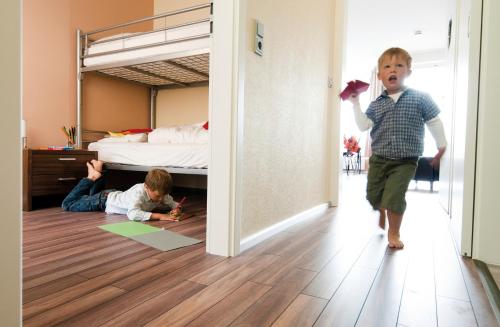 ノイシュタット・イン・ホルシュタインにあるancora Marina Haus 1 Nr 07, Typ 1の二段ベッド付きのベッドルームで遊ぶ子供2名