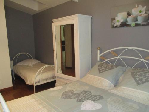 - une chambre avec 2 lits et un miroir dans l'établissement LA HETRAIE, à Vergetot