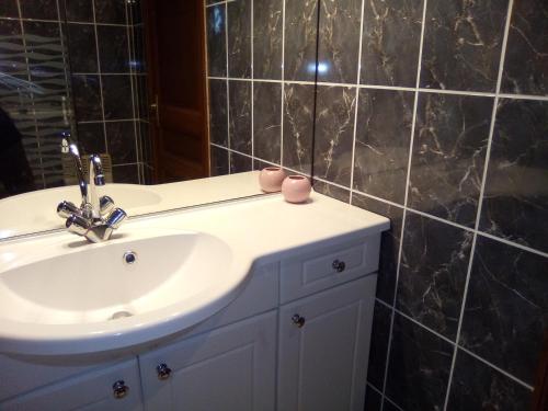 une salle de bain avec un lavabo et un miroir dans l'établissement LA HETRAIE, à Vergetot