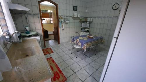 Una cocina con una mesa y sillas en una habitación. en Casa do Descanso em São Bento do Sapucaí, en São Bento do Sapucaí