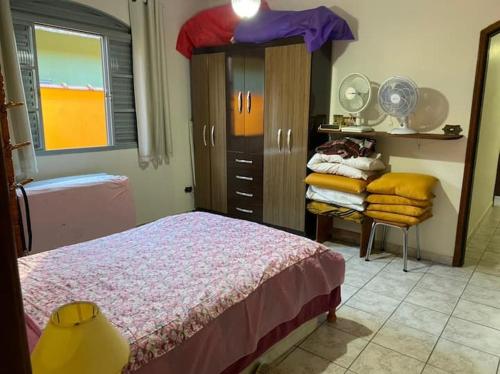 een slaapkamer met een bed en een dressoir bij Casa do Descanso em São Bento do Sapucaí in São Bento do Sapucaí