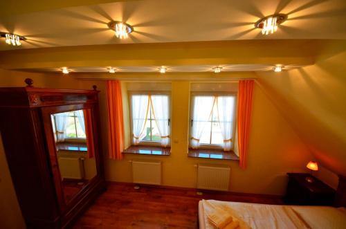 Zimmer mit 3 Fenstern und einem Spiegel in der Unterkunft Sonnenkliff OG in Groß Zicker