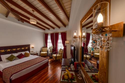 Un dormitorio con una cama y un espejo grande. en Tuvana Hotel, en Antalya