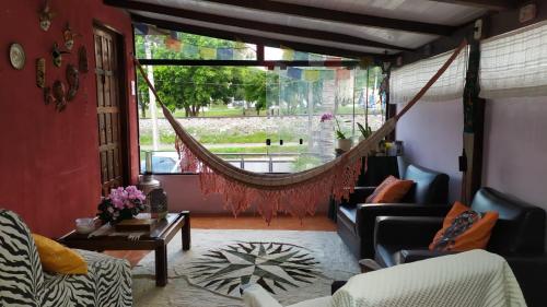 庫里奇巴的住宿－Casa Klos - Quartos amplos，客厅配有吊床。
