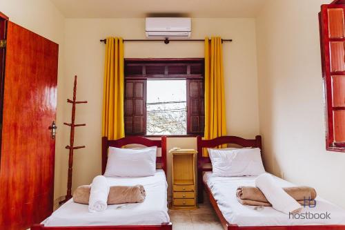 Ένα ή περισσότερα κρεβάτια σε δωμάτιο στο Duplex com quintal a 300m da praia | ROGP01
