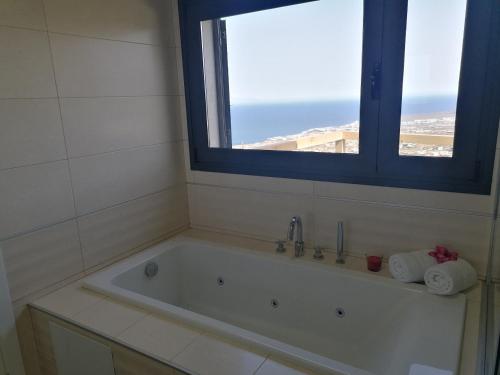 Bathroom sa VILLA “LA FLORIDA” - WONDERFUL VIEWS - POOL – WIFI