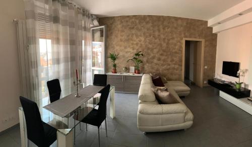 uma sala de estar com um sofá e uma mesa em SLEEP & FLY Bergamo Centro em Bérgamo