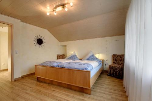 1 dormitorio con 1 cama en una habitación en Panorama-Fewo Töpfer, en Annweiler am Trifels