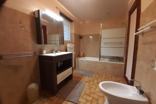 a bathroom with a sink and a toilet and a tub at Rustic & A Chalet 'Le Sert du Grey - Vaujany in Vaujany