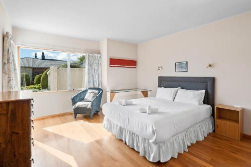 Кровать или кровати в номере Lakeside Lodge