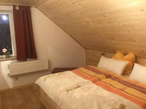 um quarto com uma cama e uma janela em Ferienhaus Störzel Wohnung B em Morbach