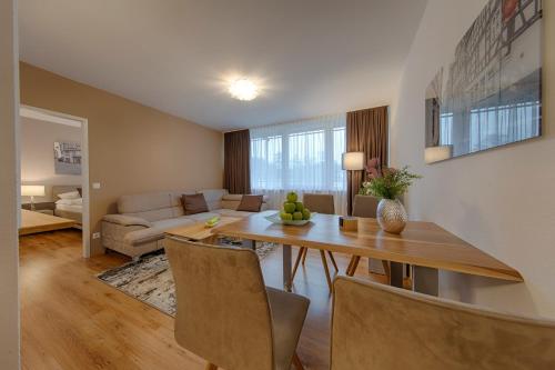 una sala da pranzo e un soggiorno con tavolo e sedie. di Appartement 41 Executive mit Flußblick a Wetzlar