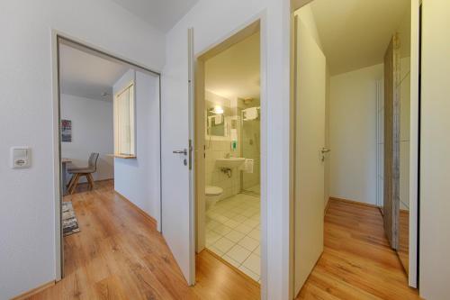 einen Flur mit einem Bad mit WC und Waschbecken in der Unterkunft Appartement 41 Executive mit Flußblick in Wetzlar