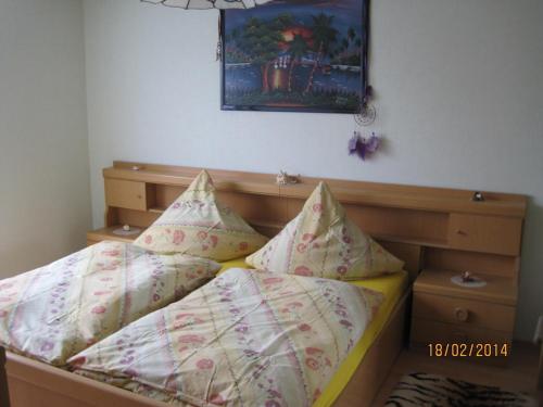 een slaapkamer met een bed met kussens erop bij Ferienwohnung-Haus-Perkow - 72818 in Illingen