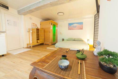 une chambre avec un lit et une table en bois dans l'établissement PRESTIGELOC - 3 Studios au Choix - 2 avec Sauna privé gratuit, 1 avec 3 Couchages, Centre-ville, à Orléans