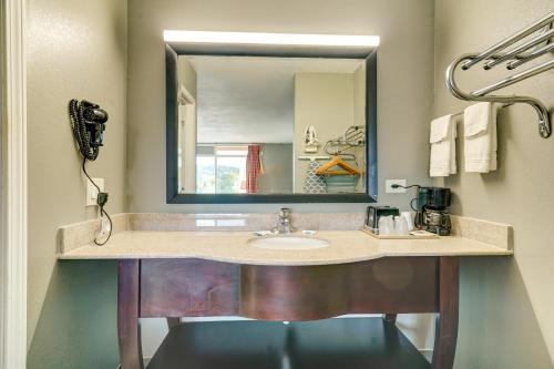 艾利傑的住宿－Budget Inn Top of Ellijay，一间带水槽和镜子的浴室
