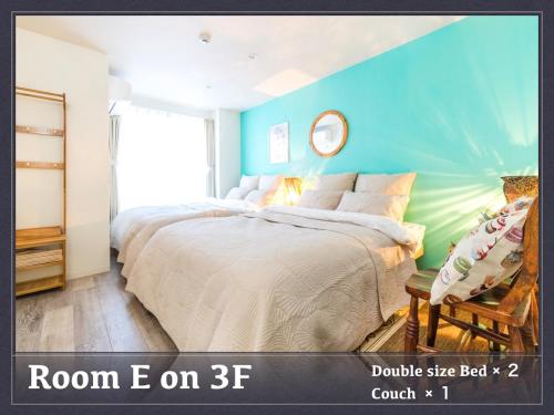 1 dormitorio con cama y pared azul en Sumida-ku - House / Vacation STAY 66502, en Tokio