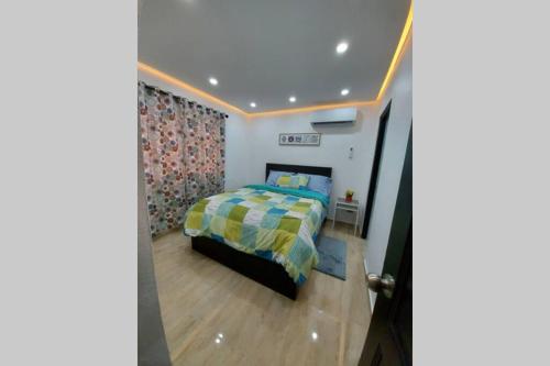 a small bedroom with a bed and a window at Cómodo Apto de 2hab con Aire 2baños, cerca de todo en Alma Rosa I in El Seis