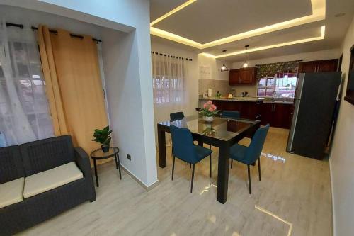 a kitchen and dining room with a table and chairs at Cómodo Apto de 2hab con Aire 2baños, cerca de todo en Alma Rosa I in El Seis
