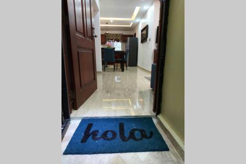 a hallway with a blue door mat with the word lookup at Cómodo Apto de 2hab con Aire 2baños, cerca de todo en Alma Rosa I in El Seis