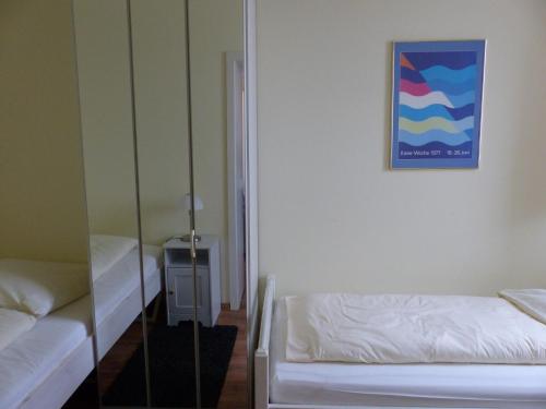 Cette chambre comprend 2 lits et une photo murale. dans l'établissement Drachen, à Laboe