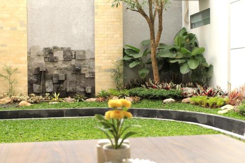 Crystal Lotus Hotel Yogyakartaにある庭
