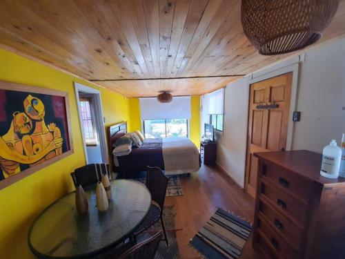 1 dormitorio con 1 cama y 1 mesa en una habitación en Cabaña Corazón de Colchagua Sta Cruz, en Nancagua