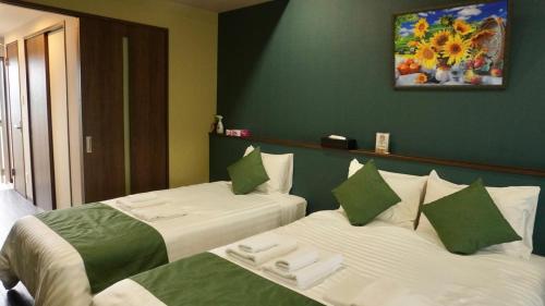 Postel nebo postele na pokoji v ubytování HOTEL Fit in Miyakojima