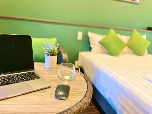 Postel nebo postele na pokoji v ubytování HOTEL Fit in Miyakojima