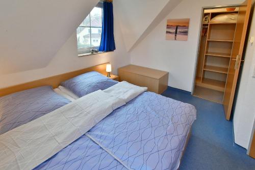 a bedroom with a large bed in a room at Am Deich 41 in Zingst