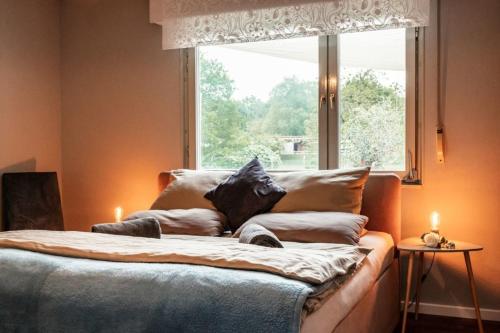 - un canapé dans une chambre avec une grande fenêtre dans l'établissement Ferienhaus Spessartfeeling, à Hasselroth