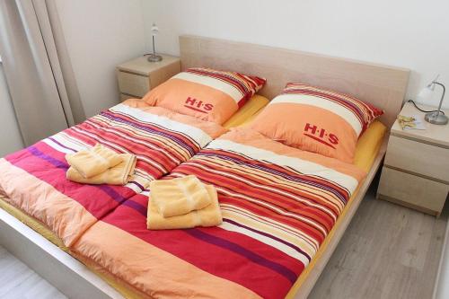 een bed met twee kussens erop bij L2 - Ferienanlage Lindenstraße 1 - FERIENDOMIZIL HOLLICH in Grömitz