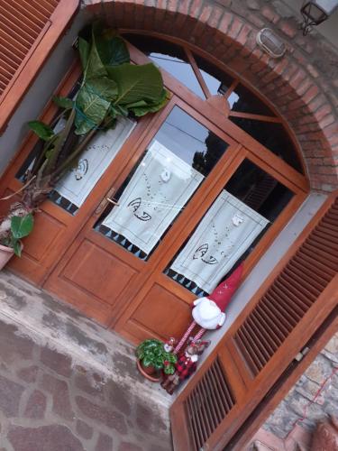 a wooden door with plates on it at La Vecchia Quercia in Pergine Valdarno