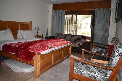 En eller flere senge i et værelse på Pine Park Shogran