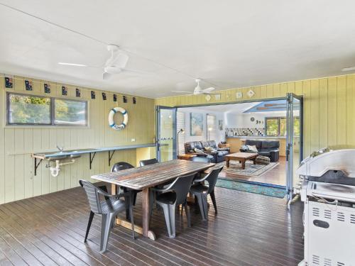ポイント・ルックアウトにあるFlipper Beach House by Discover Stradbrokeのテーブルと椅子のあるダイニングルーム